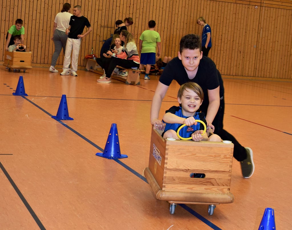 Rasant! Das Bobfahren bereitet den Schülern unter den acht Disziplinen der Winterspiele am meisten Spaß. Dabei braucht es auch hier, Ausdauer und Kraft, um den Bob möglichst schnell um die Hütchen zu lenken. Fahrer und Anschieber wechseln.