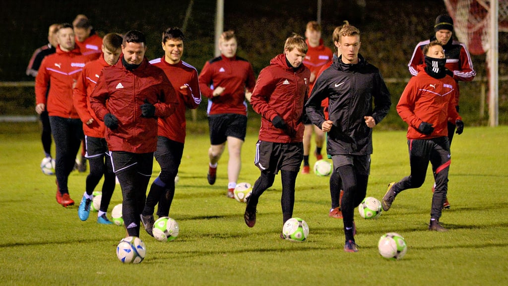 Gleich 20 Akteure (auch A-Jugend) fanden sich am vergangenen Dienstagabend auf der Gardelegener Rieselwiese ein und waren beim Trainingsauftakt nach der Winterpause mit dabei.
