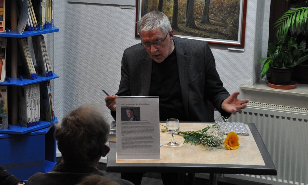 Gert Loschütz im Gespräch mit Besuchern der Lesung in der Stadt- und Kreisbibliothek.