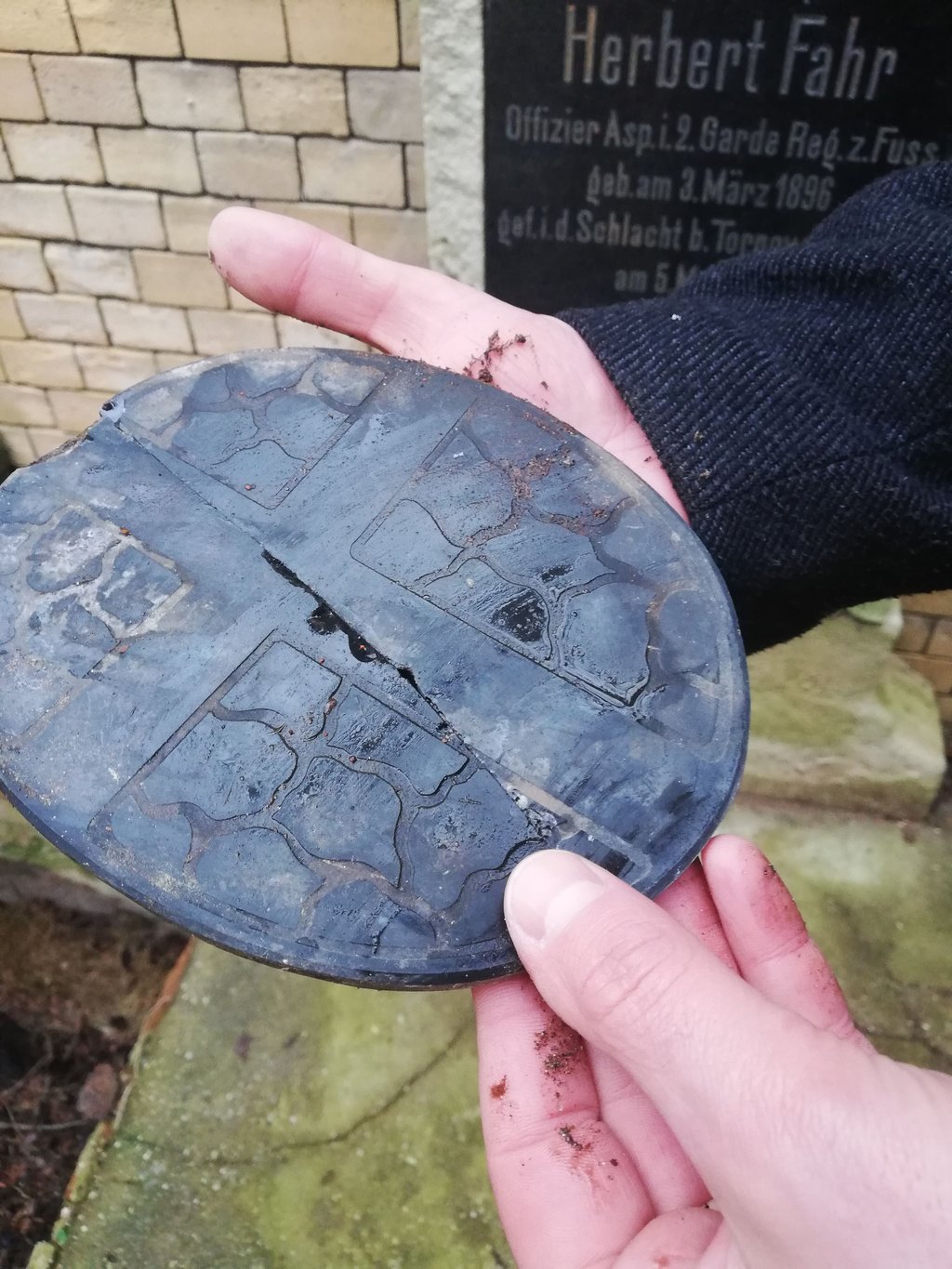 Eine historische Grabanalage steht auf dem Freidhof in Nißma. Kevin Hüfner erforscht die Geschichte dazu.