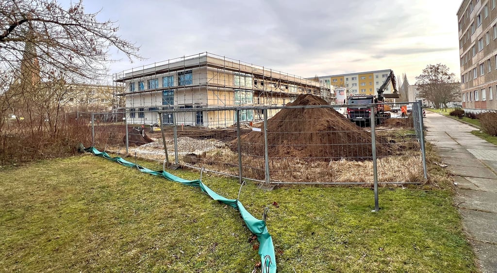 Der letzte Baum auf dem Gelände des Kita-Neubaus in der Raguhner Strasse ist verschwunden. Anwohner sind darüber verärgert.