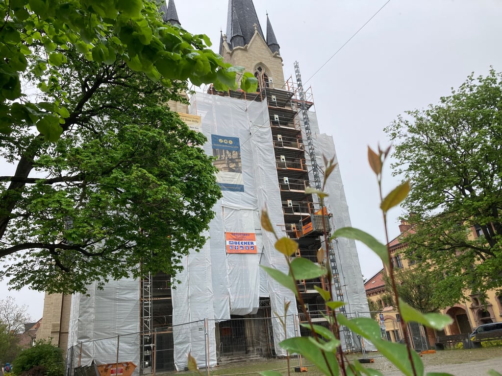 Der Ambrosiuskirche in Sudenburg. Auch an diesem zentralen Ort im Magdeburger Stadtteil haben die Kinder der Kita Spielkiste Müll eingesammelt. Durch eine Förderung der GWA-Sudenburg werden sie künftig etwa mit T-Shirts und Schirmmützen ausgestattet.