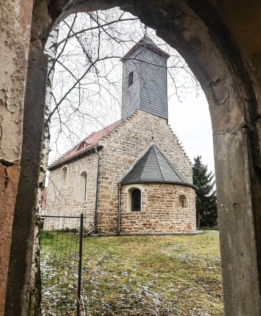 Schaut man aus der Grabanlage, so blickt man auf die Kirche von Nißma. Sie ist ein Kleinod.