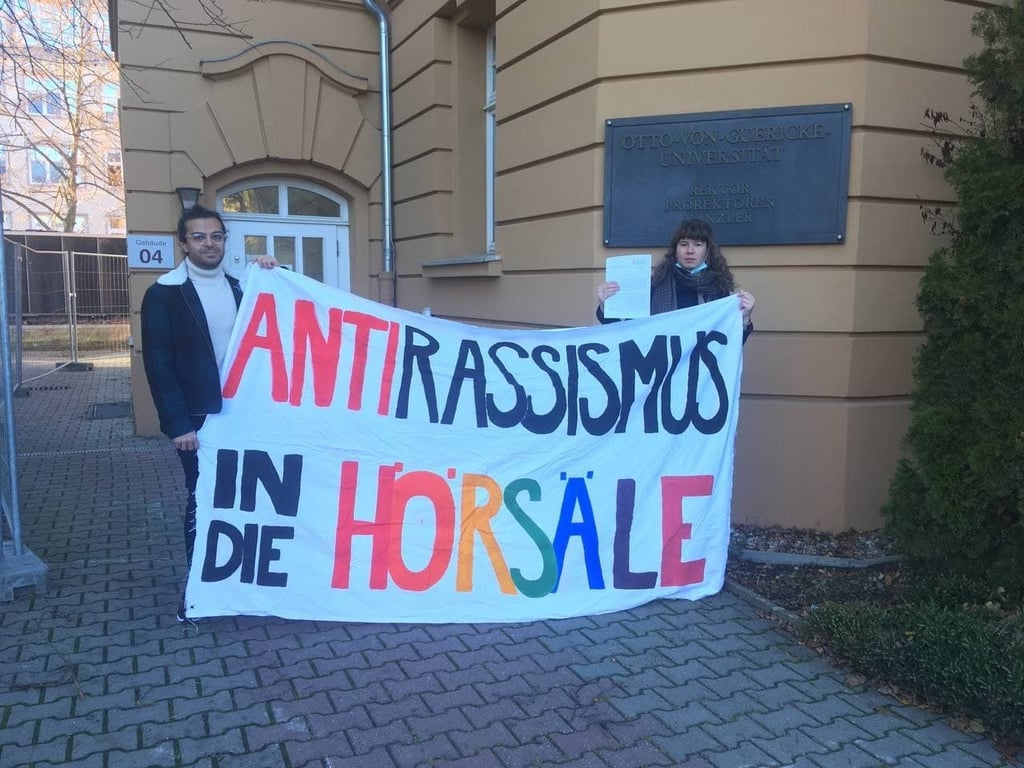 Unterstützer des Offenen Briefs bei der Übergabe vor dem Rektorat der Universität Magdeburg.