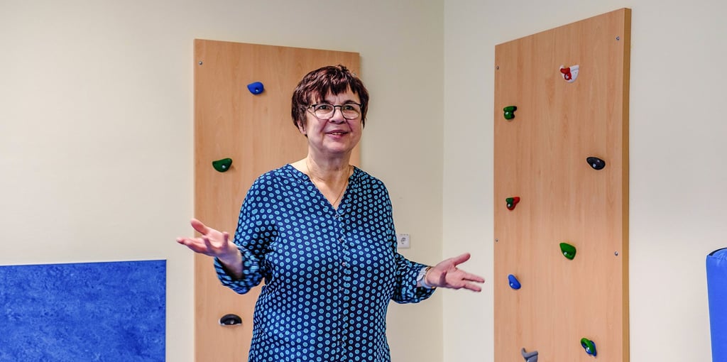 Annette Kalkenings in dem neu eingerichteten Sport- und Bewegungsraum der Kita Gänseblümchen in Cobbelsdorf.