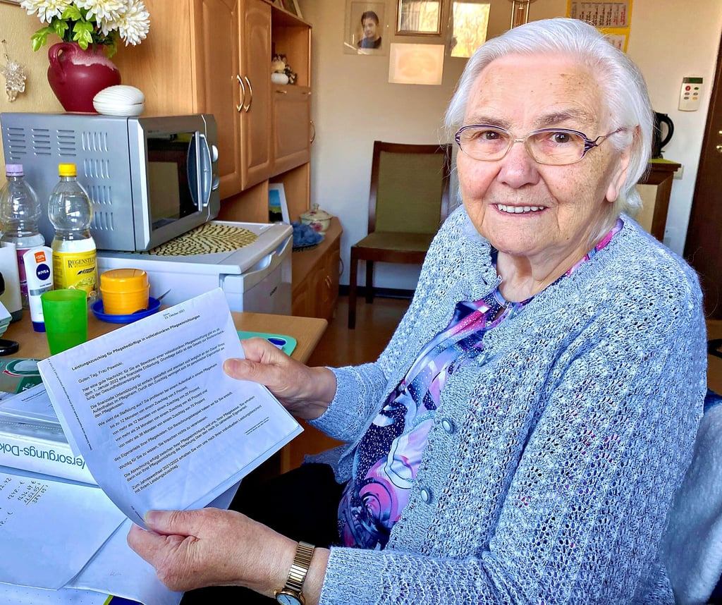 Ursula Pawelski freut sich über die Post von ihrer Krankenkassezur Pflegereform. Seit diesem Jahr erhält die Heimbewohnerin einen Zuschuss zum Eigenanteil, der stetig gewachsen war.