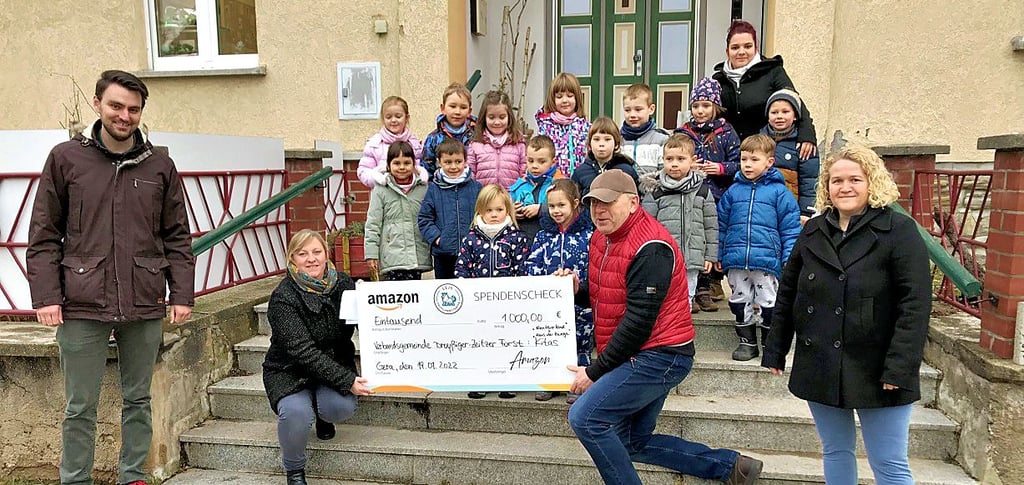 Die Übergabe des Spendenschecks von Amazon an die Kitas in Heuckewalde und Bröckau.