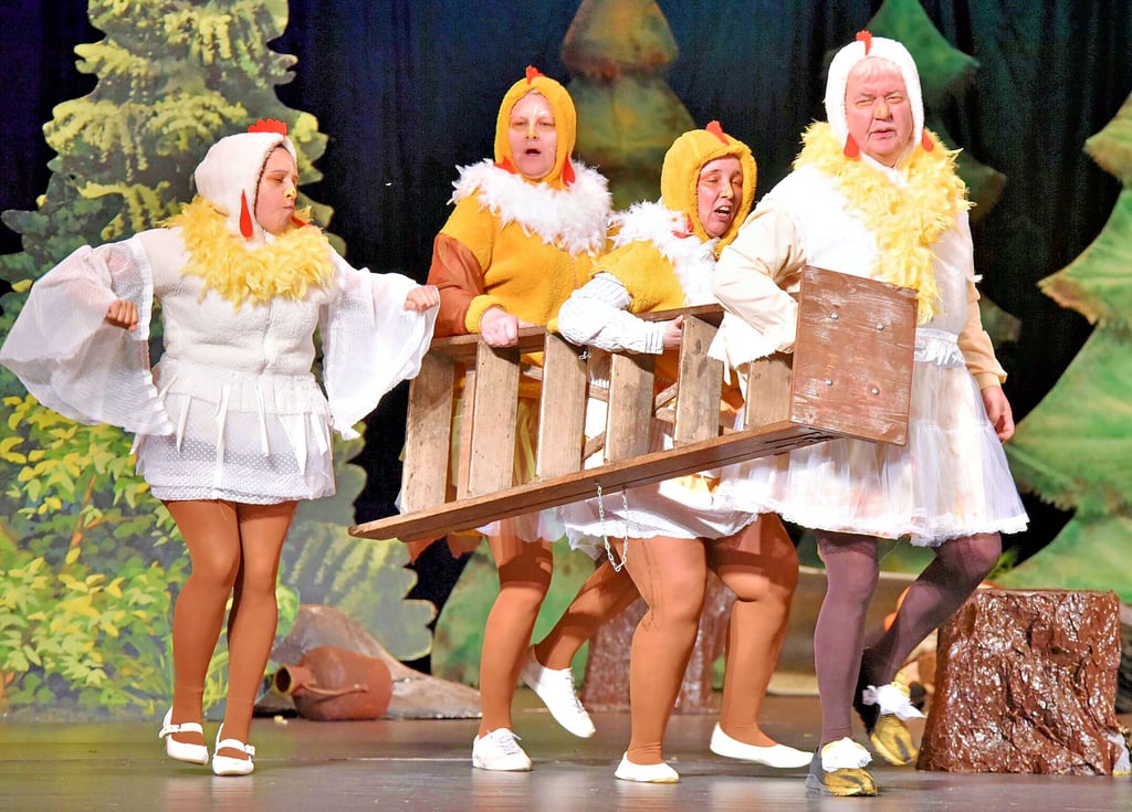 Neben den Grimmschen Stadtmusikanten Esel, Hund, Katze und Hahn spielen in der Wolfener Version auch freche Hühner mit.