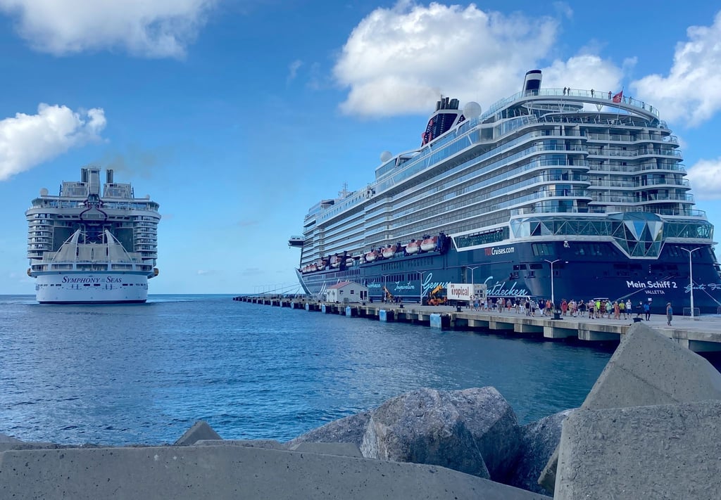 Neustart: Neben der „Mein Schiff 2“ ist auch das zurzeit größte Kreuzfahrtschiff der Welt, die „Symphony of the Seas“, in der Karibik unterwegs.