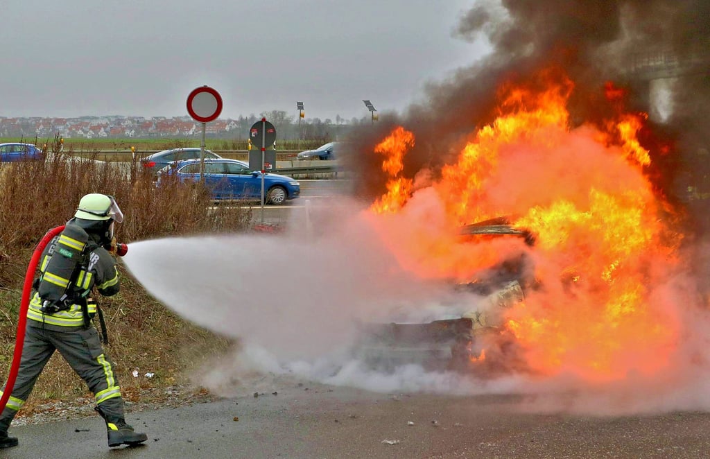 Wenn ein Pkw so in Vollbrand steht, wie hier im Dezember an der A81, dürfte es für Feuerwehrkameraden schwer auszumachen sein, ob es sich da gerade um ein E-Auto handelt, und welche Löschtechnik zum Einsatz kommen sollte und welche lieber nicht.