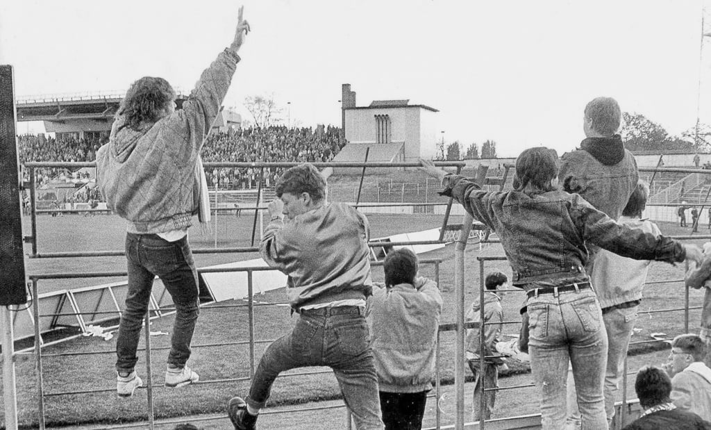 Fans des HFC Chemie bei einem Spiel der DDR-Oberliga im Wabbel-Stadion: Ihre Rivalitäten trugen die Anhänger in den Stadien, aber auch außerhalb aus.