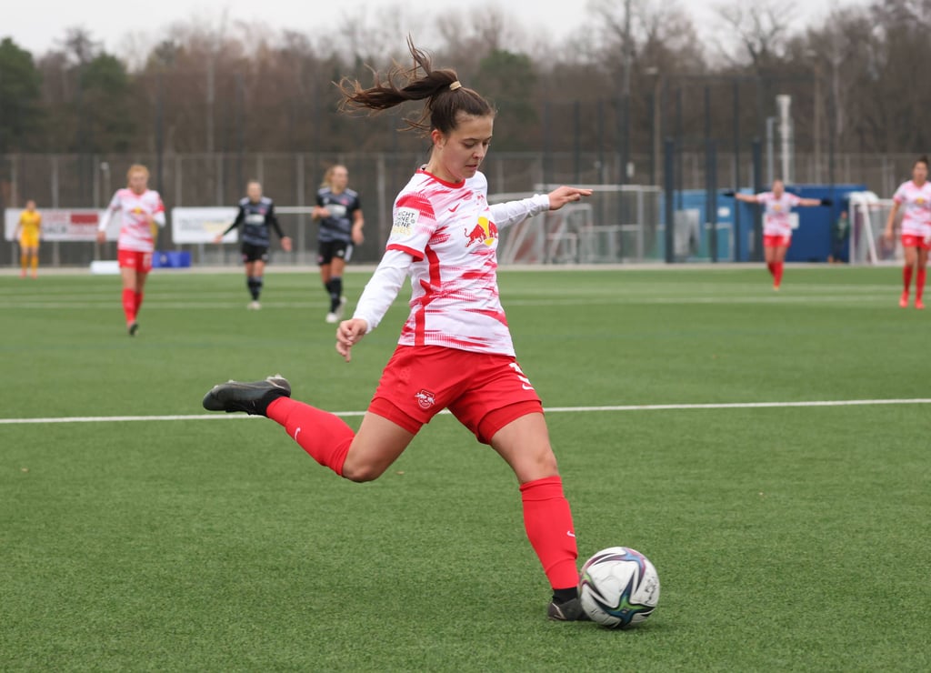 Josefine Schaller (RB Leipzig) mit Torschuss.