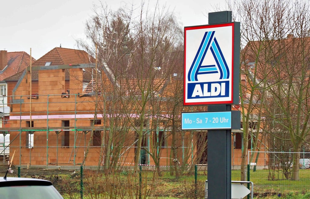 Gegenüber vom Osterwiecker Aldi-Markt an der Bahnhofstraße ist voriges Jahr Baurecht für Eigenheime geschaffen worden. Das erste Haus befindet sich derzeit im Bau.