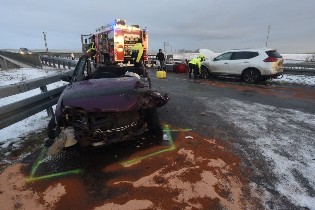 Die Feuerwehr musste eine Fahrerin aus ihrem Wagen befreien.