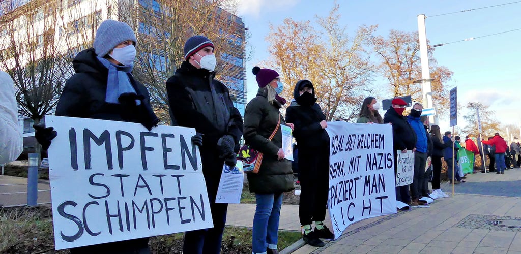 Die Teilnehmer des Gegenprotests bildeten eine Kette vor dem Haupteingang des Basedow-Klinikums.