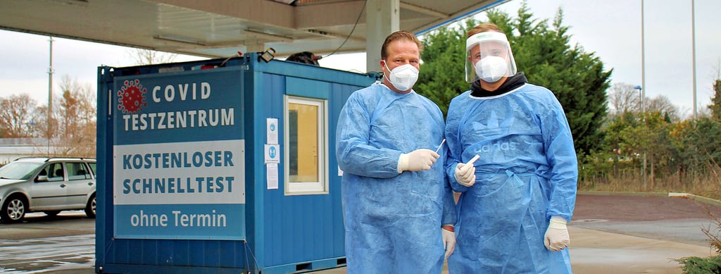 Ralph Kienker und Markus Pietrzyk vor dem neuen Testzentrum in Tangerhütte.