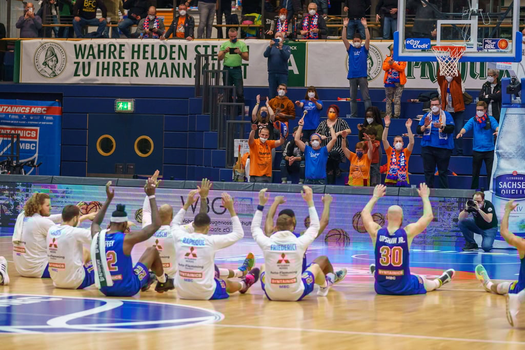 Die Spieler des Syntainics MBC feiern den Heimsieg gegen Oldenburg mit ihren Fans in Weißenfels.
