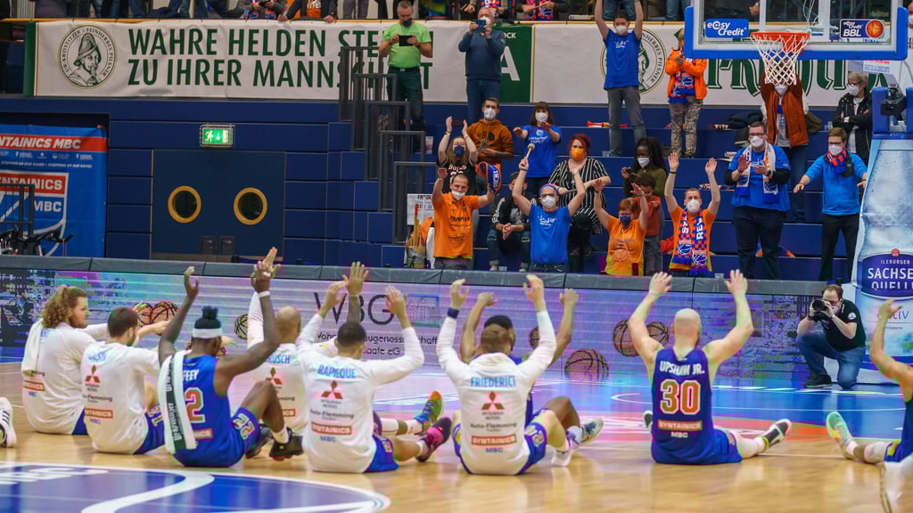 Die Spieler des Syntainics MBC feiern den Heimsieg gegen Oldenburg mit ihren Fans in Weißenfels.