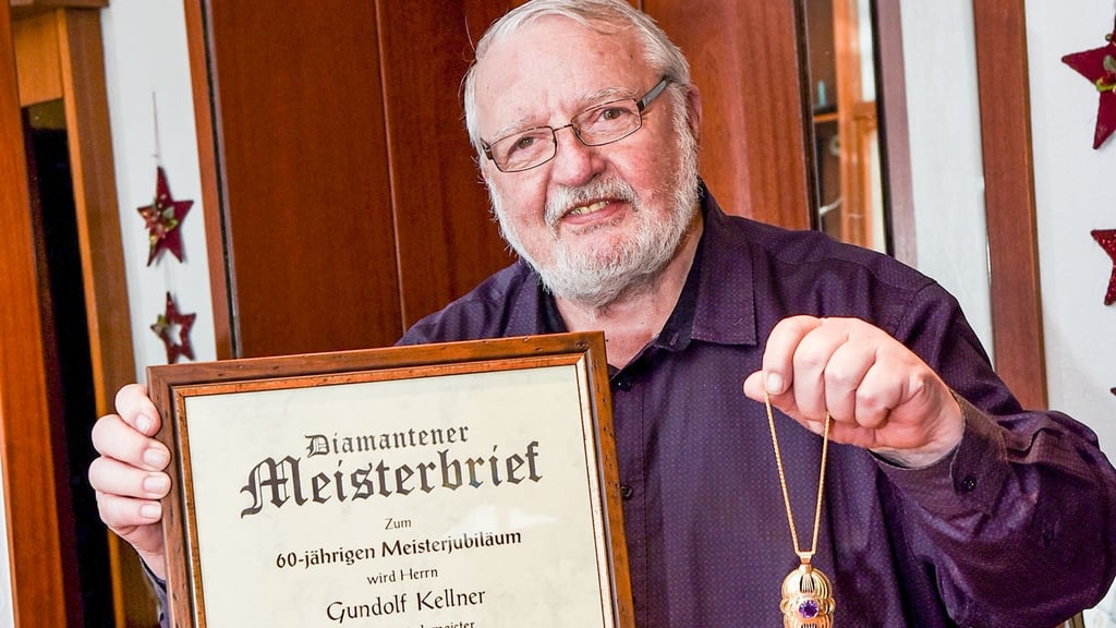 Für 60 Jahre als Goldschmiedemeister ist der Eisleber Gundolf Kellner, hier in seinem Geschäft am Andreaskirchplatz, mit dem Diamantenen Meisterbrief geehrt worden.
