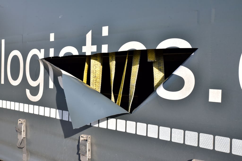 Eine aufgeschlitzte Plane.