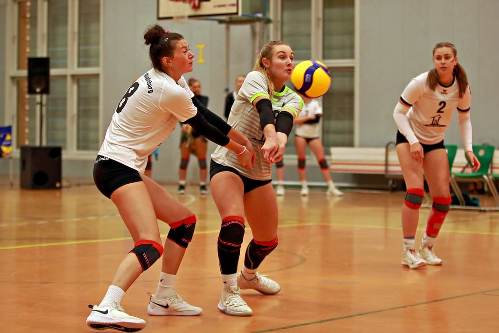 Es war eines dieser Spiele, in denen der USC langen Anlauf nehmen musste, bis die Damen ihr Niveau abrufen konnten: Am 10. Oktober verloren Pia Stodal (l.), Eva Neumann (in der Annahme) und Amy Eilert gegen Oranienburg. Letztlich gelang nur ein Sieg in der Vorrunde.Eroll Popova