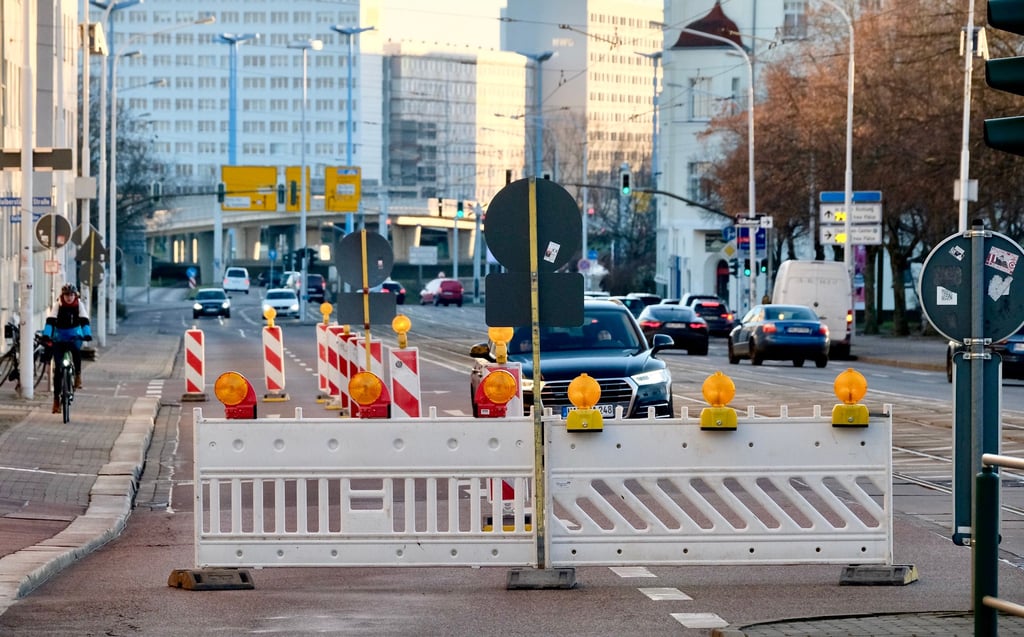 Wegen eines Wasserrohrbruchs ist die Magdeburger Straße in Richtung Steintor gesperrt. In Richtung Riebeckplatz rollte Freitag der Verkehr.