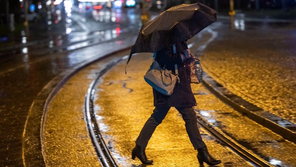 Der Deutsche Wetterdienst rechnet in Sachsen-Anhalt mit länger anhaltenden Niederschlägen.