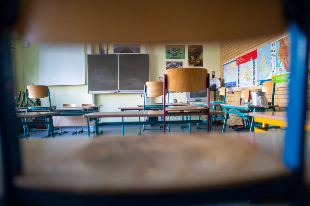 Leeres Klassenzimmer: Schulleitungen in Sachsen-Anhalt können ab sofort in Abstimmung mit dem Landesschulamt über Distanzunterricht entscheiden.