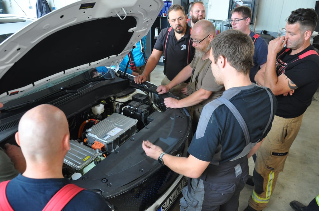 Blick in den Motorraum eines E-Autos. Die Kameraden der FFW Brumby erfuhren auf Eigeninitiative Wissenswertes in einem Üllnitzer Autohaus.