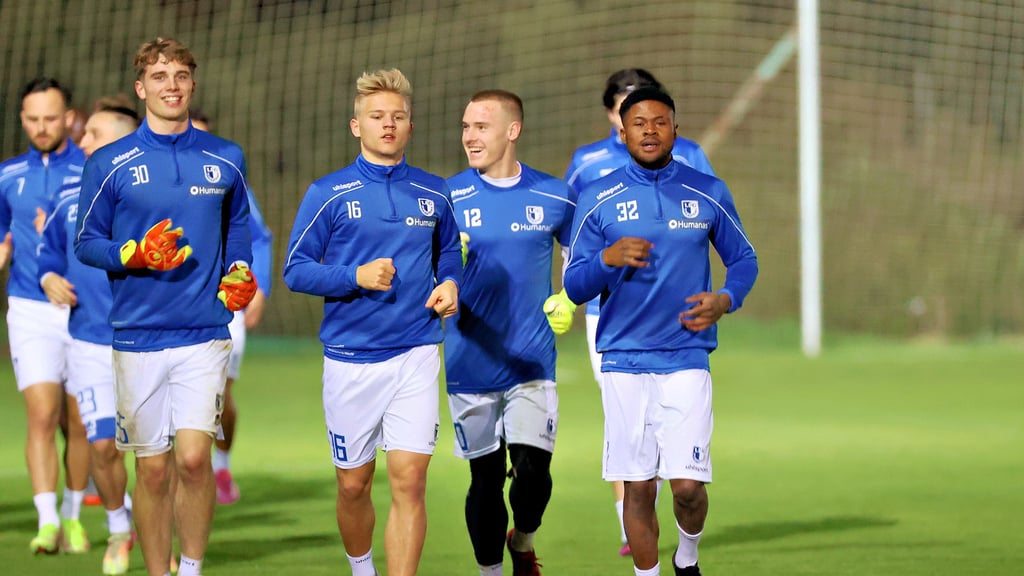Im Trainingslager liefen Moritz Kwarteng (r.) und Andreas Müller (3. v. r.) schon Seite an Seite. Im morgigen Heimspiel gegen Havelse könnten sie erstmals gemeinsam im Mittelfeld spielen: Kwarteng wurde gemeinsam mit Tatsuya Ito als Neuzugang vorgestellt.