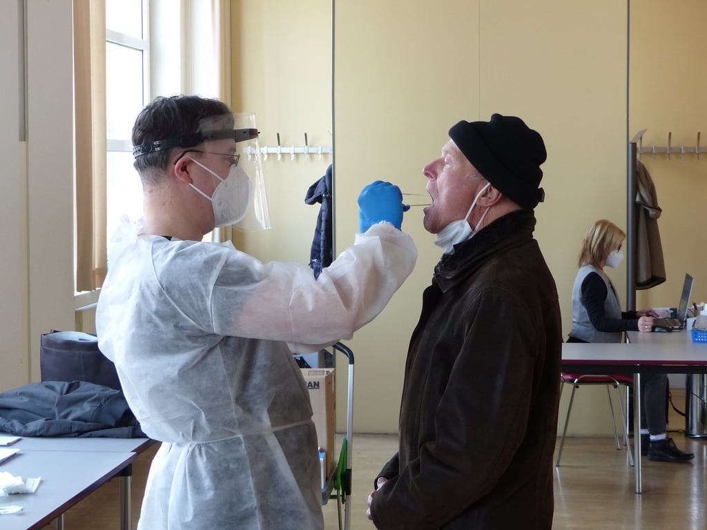 Mit einem PCR- oder Schnelltest von geschultem Personal wie im Testzentrum von Bitterfeld-Wolfen kann man sich freitesten.