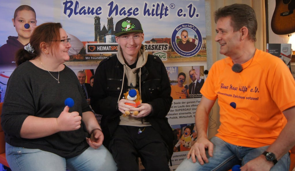 Rene Splettstößer mit seiner Mutter Alexandra Witzorke und Blaue-Nase-hilft-Vorsitzendem Roger Altenburg.