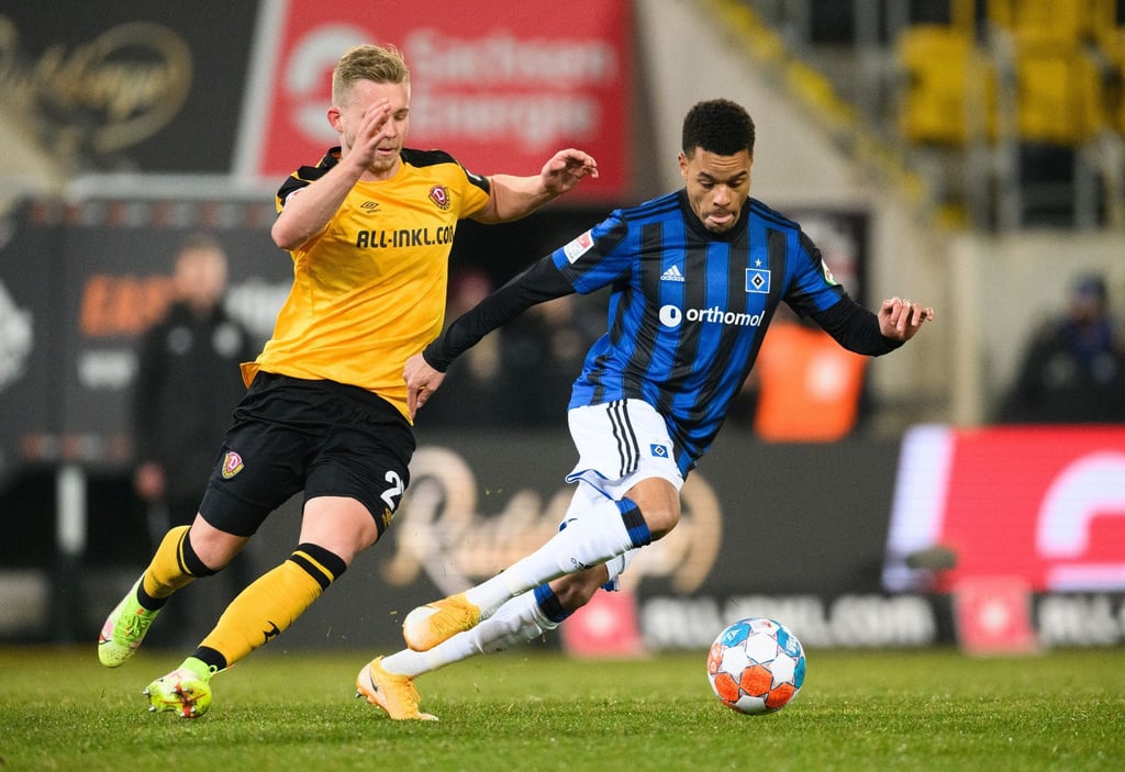 Dynamos Vaclav Drchal (r) im Zweikampf gegen Hamburgs Jan Gyamerah.