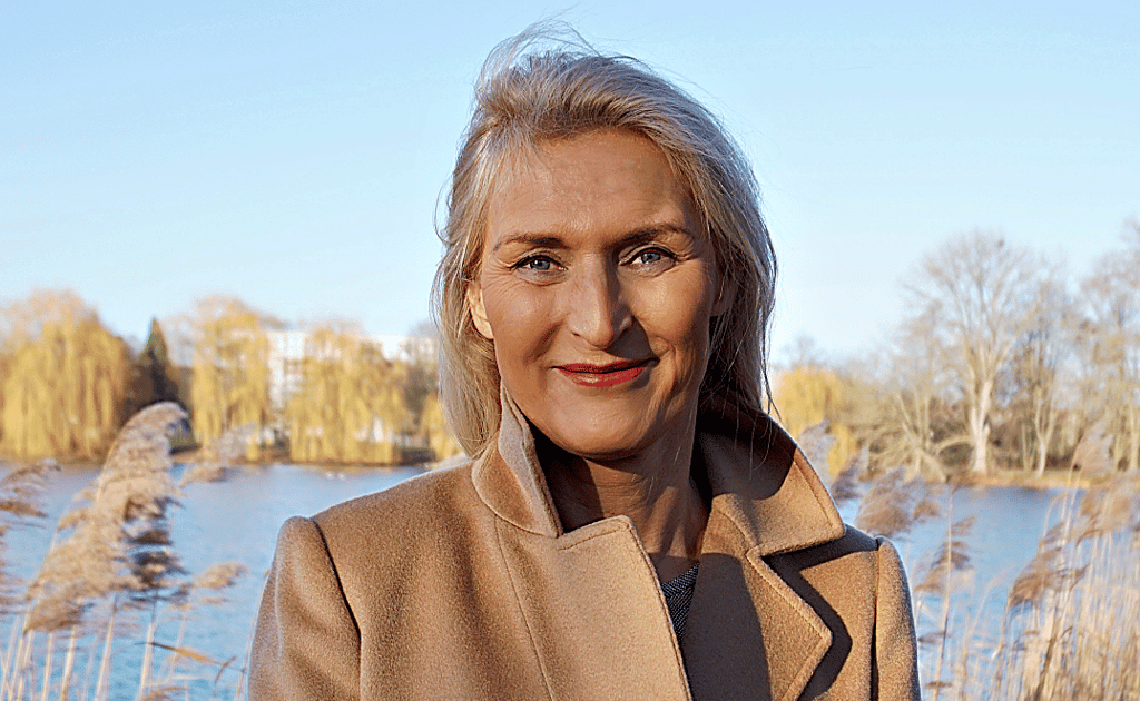 Kerstin Westphal, hier am Stendaler Stadtsee, tritt als parteilose Kandidatin bei der Stendaler OB-Wahl an.
