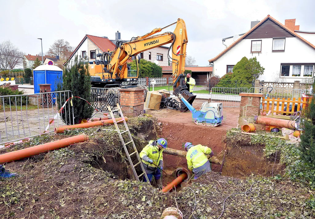 Die Heinrich-Heine-Straße in Köthen ist zurzeit gesperrt. Die Köthener Tief-, Straßen- und Betonbau GmbH (KTSB) verlegt dort eine Schmutz- und Regenwasserleitung als Verbindung zum gegenüberliegenden Pappelweg.