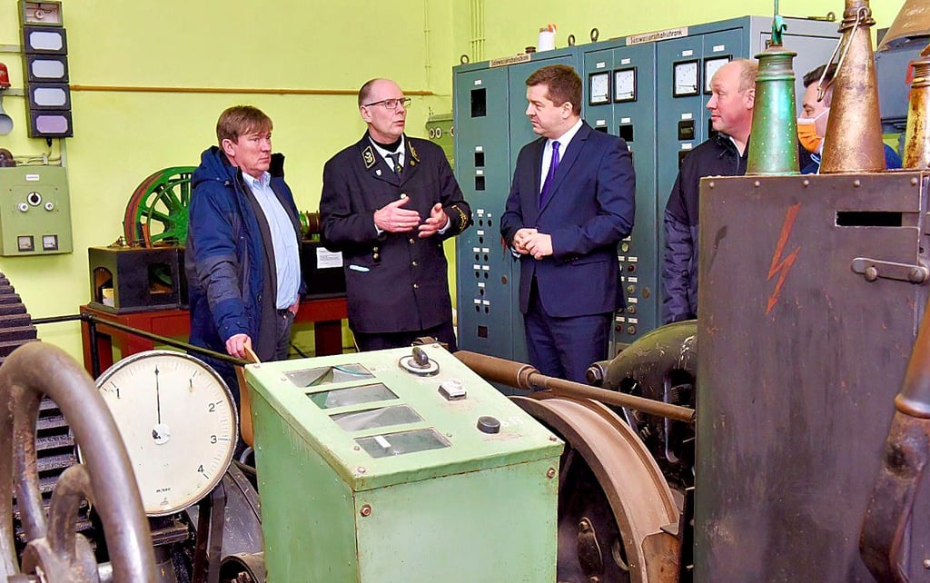 Minister Sven Schulze (3. v. l.) besuchte den Schmid-Schacht.