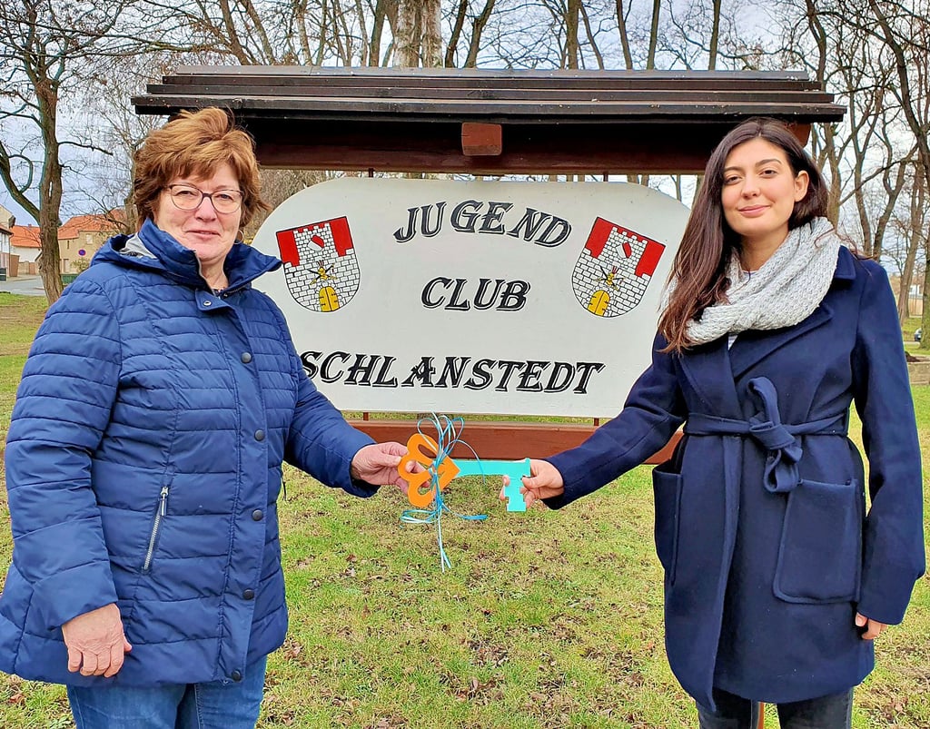 Petra Schäftner (li.), ehemalige Sozialarbeiterin für die Jugendclubs im Bereich Huy und Osterwieck, übergibt symbolisch den Schlüssel an ihre Nachfolgerin Nataly Isendyk.