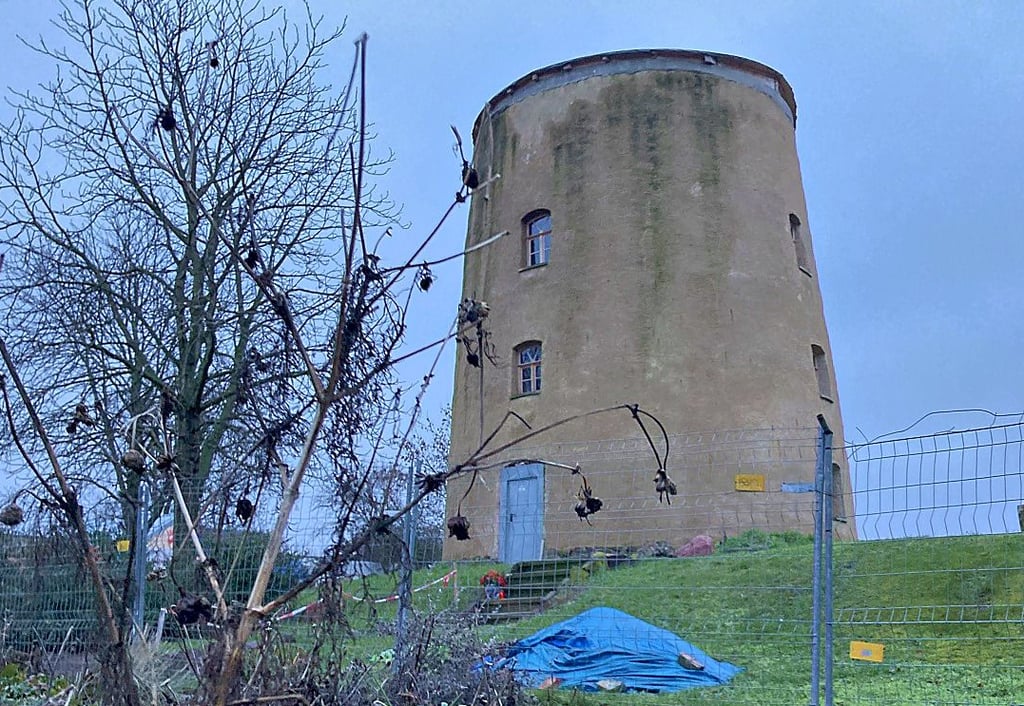 Derzeit bietet sich wieder ein direkter Blick auf die Düppler Mühle in Magdeburg. Wegen der Sanierung und des Wiederaufbaus des Baudenkmals war es lange Zeit von einem Baugerüst eingehüllt.