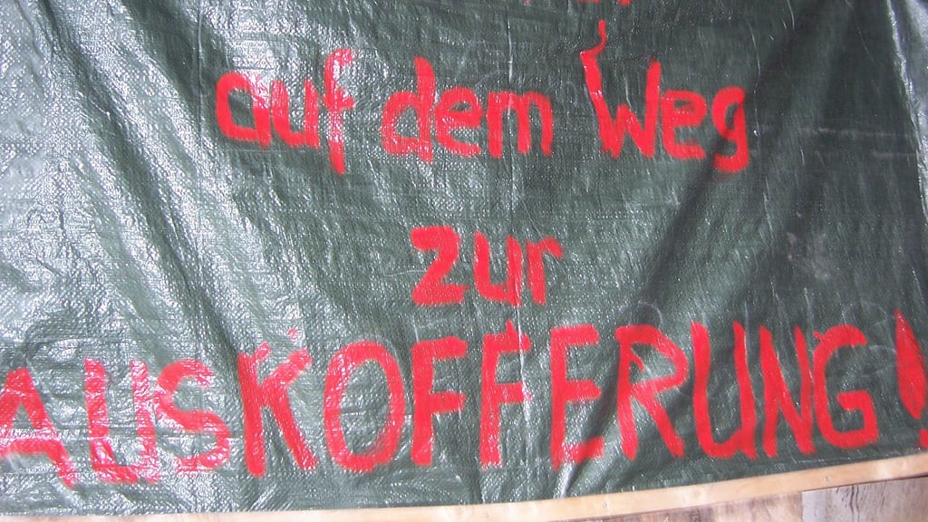 Die Bürgerinitiative (BI) Saubere Umwelt und Energie Altmark weist mit Transparenten und Demoinstrationen immer wieder uf die Notwendigkeit der Auskofferung der Grube hin.