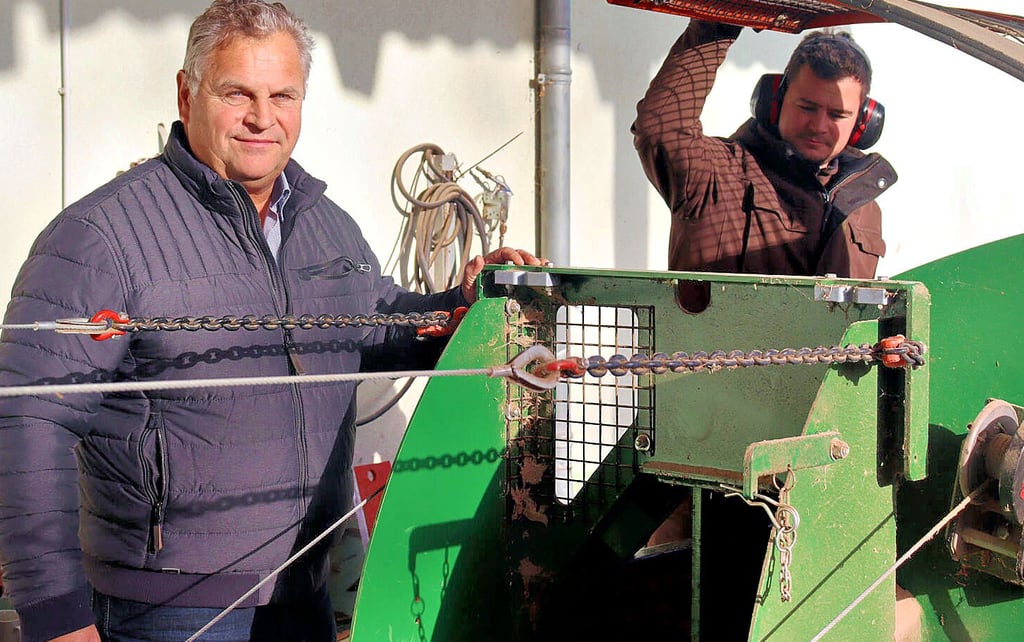 Burkhard Schröter (li.) begutachtet den Brennholzschnitt.