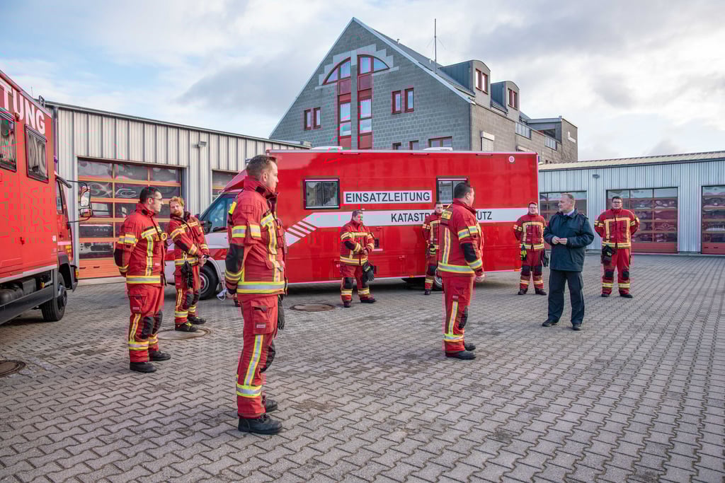 Das neue Einsatzleitfahrzeug wird an die Roßlauer Feuerwehr übegeben.