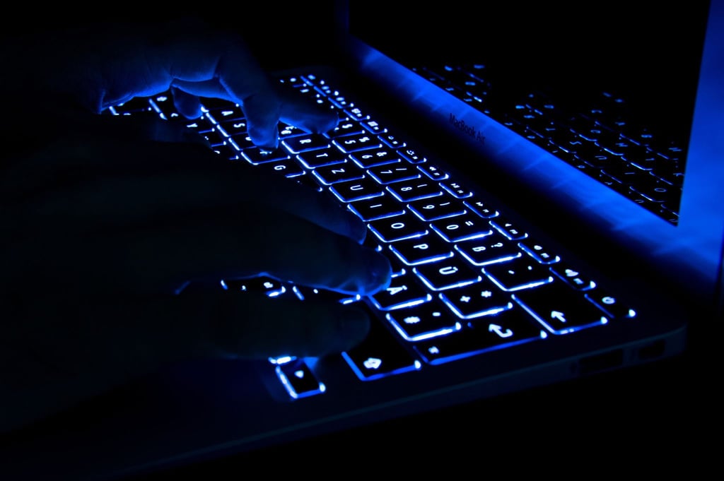 Cyberkriminelle agieren mitunter im Darknet. Manche Versicherer helfen hier bei der Suche nach verschwundenen Daten.