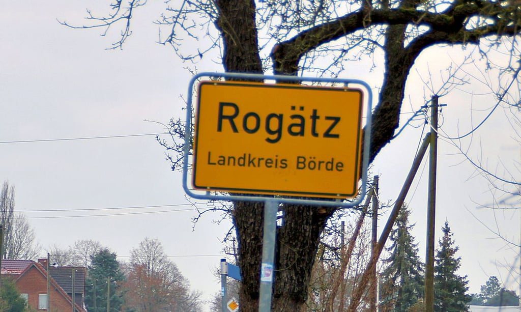 Ganz einfach und normal: Das Ortseingangsschild von Rogätz in der aktuellen Version.