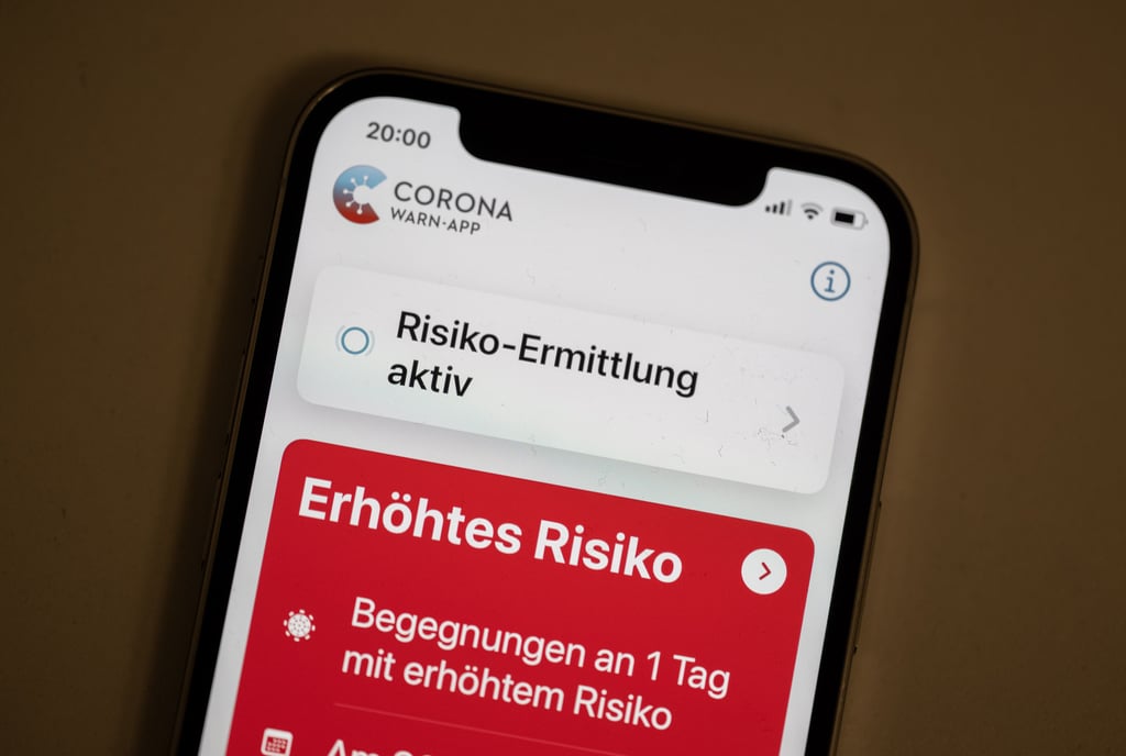 Die Corona-Warnapp soll Handynutzer auf mögliche Risikofälle hinweisen.