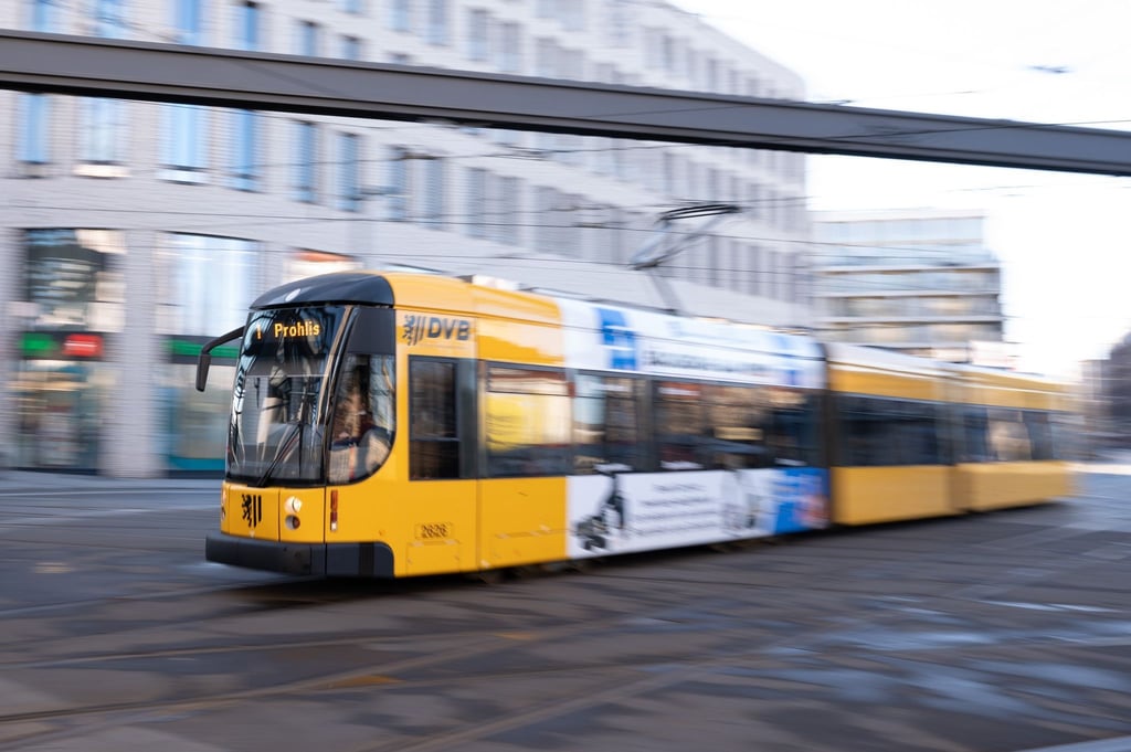 Eine Straßenbahn der Dresdner Verkehrsbetriebe (DVB) fährt über den Postplatz.