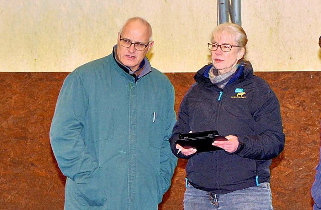 Dr. Sabine Schmidt und Uwe Harstel bei der Begutachtung der Tiere.