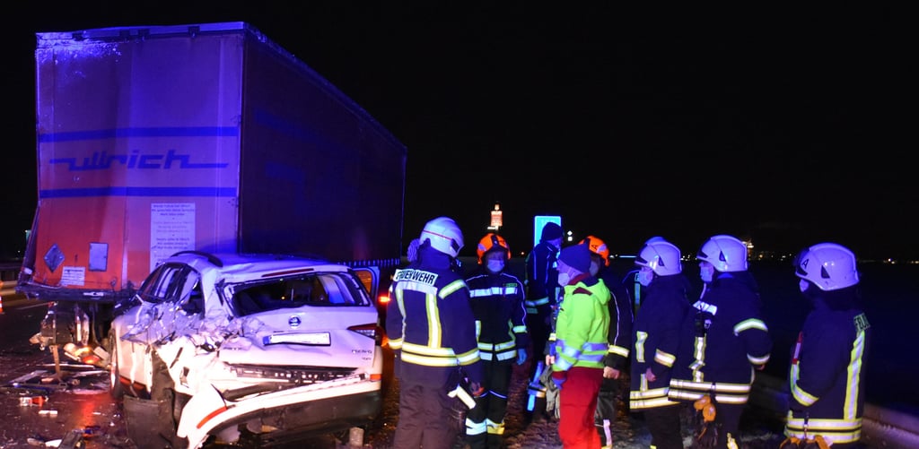 Bei einem Unfall auf der A9 nahe der Anschlussstelle Weißenfels wurde am Donnerstagabend eine Person verletzt. Auf glatter Fahrbahn war ein Pkw gegen eine Leitplanke gefahren, von dieser abgeprallt und mit einem weiteren Pkw kollidiert. Ein Sattelzug krachte in diese Unfallstelle hinein.