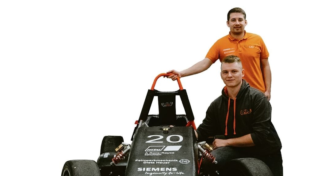 Uni Magdeburg: Daniel Senst (vorne) und Martin Roye (hinten) mit dem Elektrorennwagen von UMD Racing.