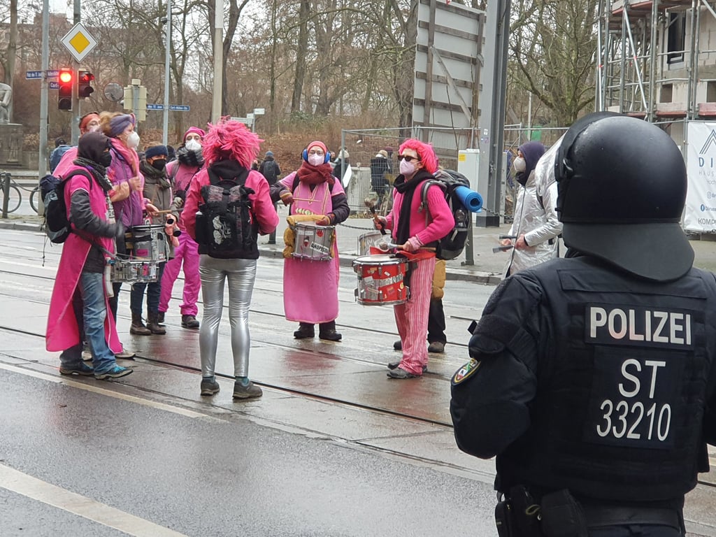 Protest mit Trommeln gegen den rechten Aufmarsch in Magdeburg.