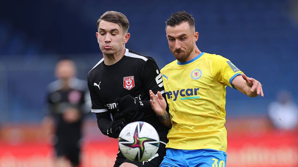 HFC-Spielmacher Julian Guttau (l.) im Zweikampf mit Braunschweigs Robin Krauße.